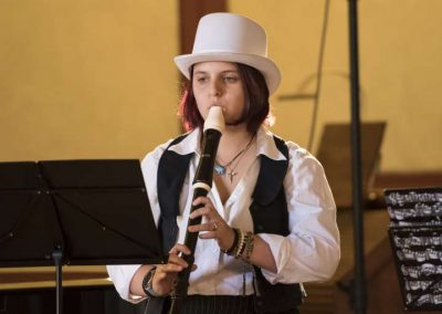 II. absolventský koncert, Profesní dům MFF, žačka hrající na zobcovou flétnu.