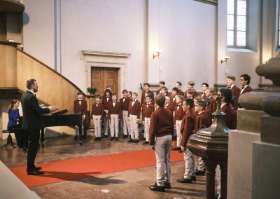 Závěrečný koncert Pueri gaudentes, Kostel U Salvátora, pohled na pěvecký sbor a sbormistra.