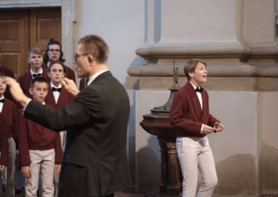 Závěrečný koncert Pueri gaudentes, Kostel U Salvátora, pohled na pěvecký sbor a sbormistra.