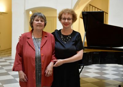 Promoce akademie pro seniory, České muzeum hudby, paní učitelka a seniorka.