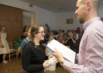 Školní absolventský koncert, komorní sál ZUŠ Šimáčkova, předávání absolventských vysvědčení, žačka a zástupce školy.