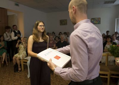 Školní absolventský koncert, komorní sál ZUŠ Šimáčkova, předávání absolventských vysvědčení, žačka a zástupce školy.