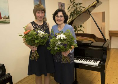 Školní absolventský koncert, komorní sál ZUŠ Šimáčkova, předávání absolventských vysvědčení, žačka s paní učitelkou.