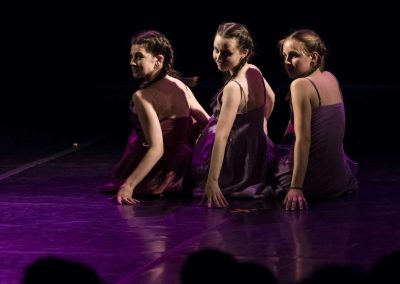 Závěrečné vystoupení tanečního oboru, divadlo u Hasičů, tři tanečnice