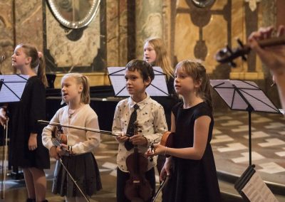 Adventní koncert v Klementinu, 10.12.2022, žáci hrající na housle.