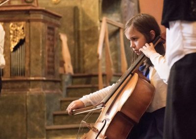 Adventní koncert v Klementinu, 10.12.2022, žákyně hrající na violoncello.
