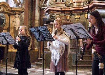 Adventní koncert v Klementinu, 10.12.2022, žákyně a paní učitelka hrající na zobcové flétny.