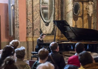 Adventní koncert v Klementinu, 10.12.2022, žákyně hrající na klavír.