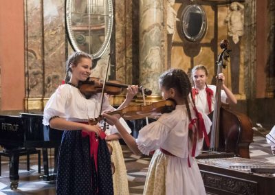 Adventní koncert v Klementinu, 10.12.2022, žákyně hrající na housle a kontrabas.