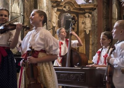 Adventní koncert v Klementinu, 10.12.2022, žákyně hrající na cimbál, kontrabas a dva zpívající žáci.