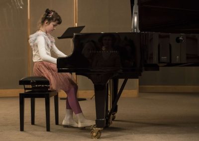 Klavírní koncert, Galerie HAMU, 23.11.2022, žákyně hrající na klavír.