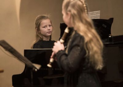 Klavírní koncert, Galerie HAMU, 23.11.2022, žákyně hrající na klavír a na zobcovou flétnu.