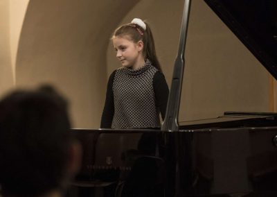 Klavírní koncert, Galerie HAMU, 23.11.2022, žákyně u klavíru.