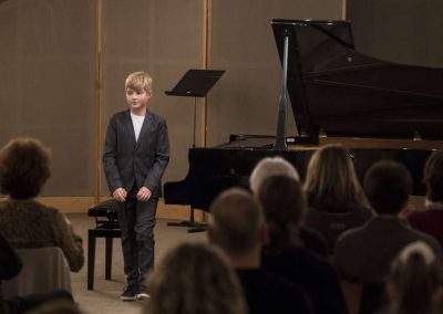 Klavírní koncert, Galerie HAMU, 23.11.2022, žák u klavíru.
