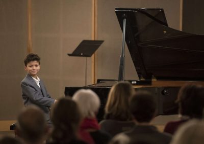 Klavírní koncert, Galerie HAMU, 23.11.2022, žák u klavíru.