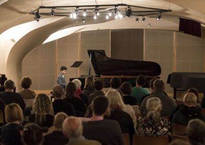 Klavírní koncert, Galerie HAMU, 23.11.2022, žák hrající na klavír.