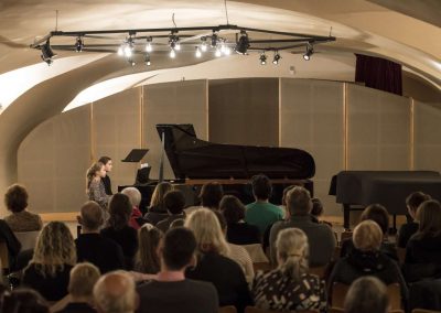 Klavírní koncert, Galerie HAMU, 23.11.2022, dvě žákyně hrající na klavír.