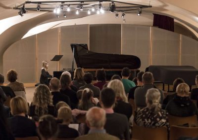 Klavírní koncert, Galerie HAMU, 23.11.2022, žákyně hrající na klavír.