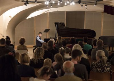 Klavírní koncert, Galerie HAMU, 23.11.2022, žáky hrající na klavír.