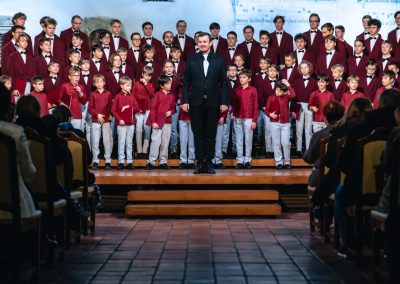 Vánoční koncert Pueri gaudentes, 19.12.2022, Betlémská kaple, Praha, pohled na chlapecký sbor a sbormistra.