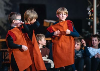 Vánoční koncert Pueri gaudentes, 19.12.2022, Betlémská kaple, Praha, tři zpívající chlapci.
