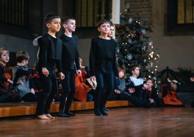 Vánoční koncert Pueri gaudentes, 19.12.2022, Betlémská kaple, Praha, tři zpívající chlapci.