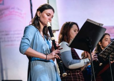Vánoční koncert Pueri gaudentes, 19.12.2022, Betlémská kaple, Praha, žákyně hrající na zobcové flétny.