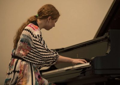 I. absolventský koncert, Atrium na Žižkově, 10.5.2023, žákyně hrající na klavír
