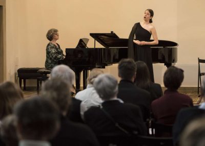 I. absolventský koncert, Atrium na Žižkově, 10.5.2023, zpívající žákyně a paní učitelka doprovázející na klavír