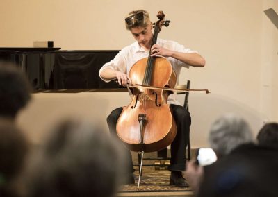 I. absolventský koncert, Atrium na Žižkově, 10.5.2023, žák hrající na violoncello