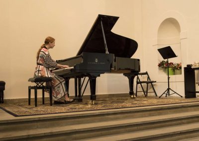 I. absolventský koncert, Atrium na Žižkově, 10.5.2023, žákyně hrající na klavír