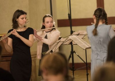 Dechový koncert, Profesní dům MFF, 27.2.2023, žákyně hrající na flétny