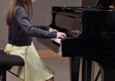 Klavírní koncert, Galerie HAMU, 30.1.2023, žákyně hrající na klavír
