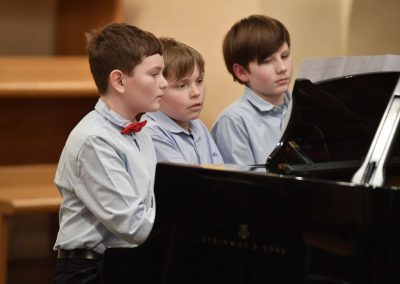 Klavírní koncert, Galerie HAMU, 30.1.2023, tři žáci hrající na klavír