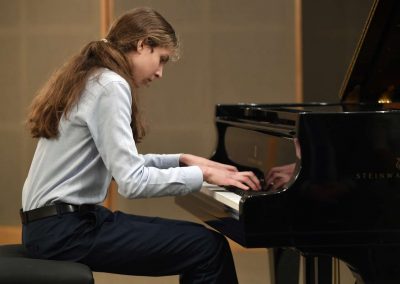 Klavírní koncert, Galerie HAMU, 30.1.2023, žák hrající na klavír