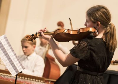 Oborový koncert kytara, harfa, cimbál, Atrium na Žižkově, 27.3.2023, žáci hrající v cimbálové muzice