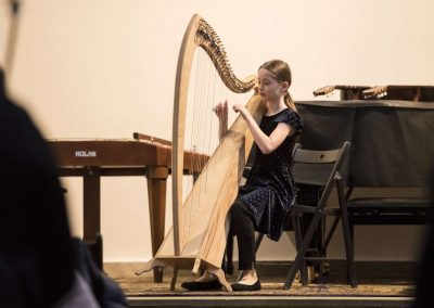 Oborový koncert kytara, harfa, cimbál, Atrium na Žižkově, 27.3.2023, žákyně hrající na harfu