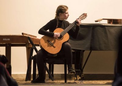 Oborový koncert kytara, harfa, cimbál, Atrium na Žižkově, 27.3.2023, žákyně hrající na kytaru