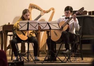 Oborový koncert kytara, harfa, cimbál, Atrium na Žižkově, 27.3.2023, žáci hrající na kytary