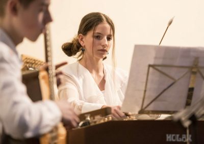 Oborový koncert kytara, harfa, cimbál, Atrium na Žižkově, 27.3.2023, žák hrající na kytaru a žákyně hrající na cimbál