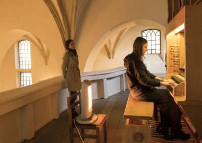 Varhanní koncert, kostel sv. Michala, 26.4.2023, žákyně hrající na varhany a paní učitelka