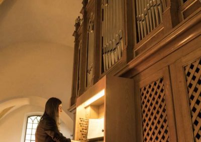 Varhanní koncert, kostel sv. Michala, 26.4.2023, žákyně hrající na varhany