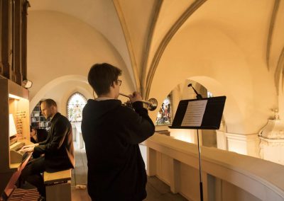 Varhanní koncert, kostel sv. Michala, 26.4.2023, žákyně hrající na trubku a pan učitel hrající na varhany
