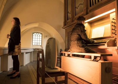 Varhanní koncert, kostel sv. Michala, 26.4.2023, zpívající žákyně a žák hrající na varhany