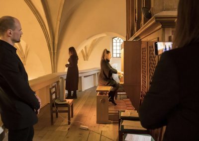 Varhanní koncert, kostel sv. Michala, 26.4.2023, žákyně hrající na varhany a zpívající žákyně