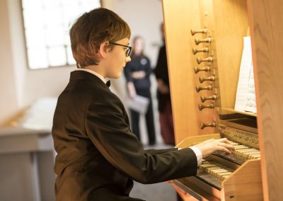 Varhanní koncert, kostel sv. Michala, 26.4.2023, žák hrající na varhany