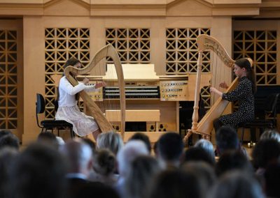 ZUŠ OPEN sál Martinů HAMU, 24.5.2023, dvě žákyně hrající na harfy.