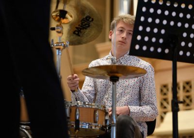 ZUŠ OPEN sál Martinů HAMU, 24.5.2023, žák hrající na bicí.