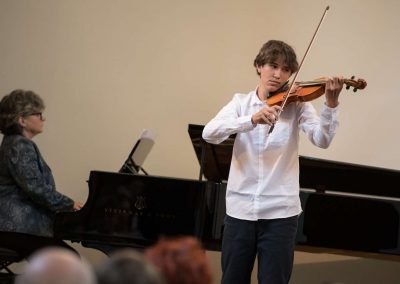 II. absolventský koncert, Atrium na Žižkově, 1.6.2023, žák hrající na housle a paní učitelka doprovázející na klavír