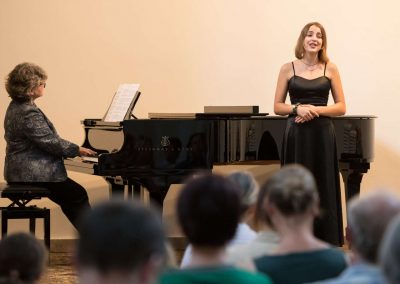 II. absolventský koncert, Atrium na Žižkově, 1.6.2023, zpívající žákyně a paní učitelka doprovázející na klavír